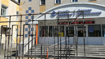 Центральный вход в поликлинику закрыт